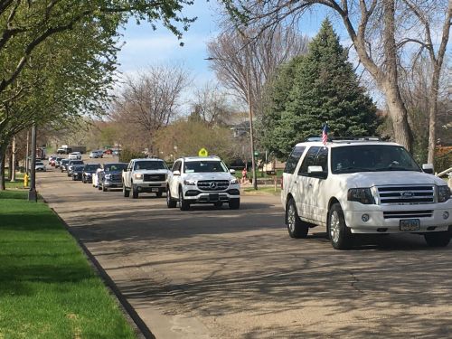 South Dakotans parade by governor’s residence in show of support for Noem’s leadership during COVID-19 pandemic  (Audio)