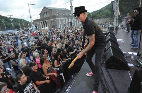 Great White apologizes for mask-less show in North Dakota