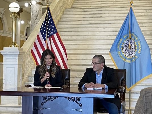 Rosebud Sioux Tribe signs new gaming compact with South Dakota